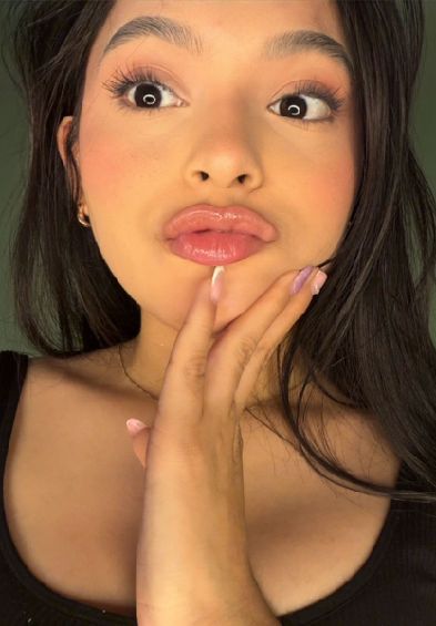 BabySaris from Colombia, a woman you can video chat with on CooMet